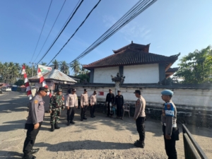 Konsiten Wujudkan Kenyamanan Bagi Pemedek, TNI Polri Dan Pecalang Bersatu Kawal Pujawali Di Pura Ped