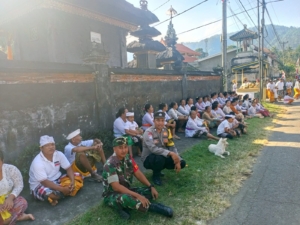 Dukung kelancaran upacara keagamaan, Babinsa 1623-05/Manggis bersama Pecalang laksanakan pengamanan.