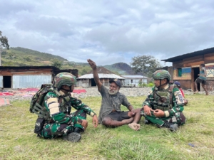 Satgas Yonif 743/PSY Gelar Minggu Kasih, Bagikan Pakaian untuk Warga Puncak Jaya