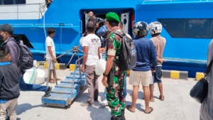 Koramil Rote Ndao Laksanakan Pemantauan Kapal Penumpang di Pelabuhan Ba’a