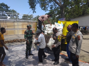 Wujud Kepedulian, Babinsa Koramil 1624-06/Wulanggintang dan Polsek Titihena Hadir untuk Warga Terdampak Erupsi Lewotobi