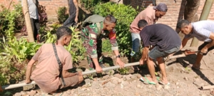 Babinsa Koramil 1624-07/Nagawutung Bantu Pemasangan Jaringan Air Bersih Desa Belabaja
