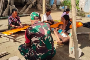 Lestarikan Warisan Leluhur, Babinsa Ende Tinjau Kegiatan Tenun Ibu-Ibu di Borokanda