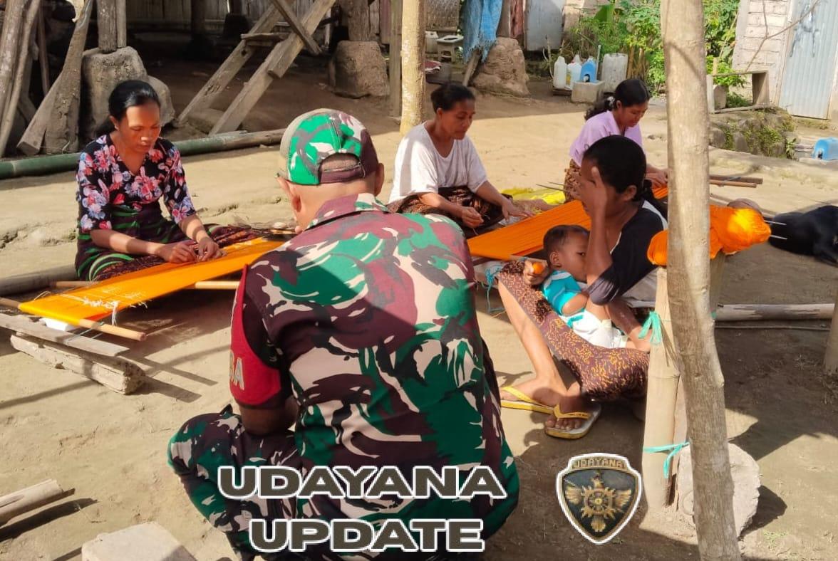 Lestarikan Warisan Leluhur, Babinsa Ende Tinjau Kegiatan Tenun Ibu-Ibu di Borokanda