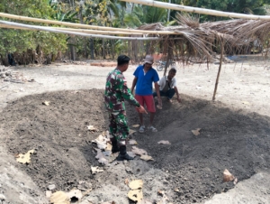 Perkuat Kemanunggalan, Babinsa Desa Nule Ikut Bantu Pembuatan Batu Bata