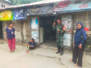 Tingkatkan Kemanunggalan TNI-Rakyat, Babinsa Turun ke Lapangan di Ende