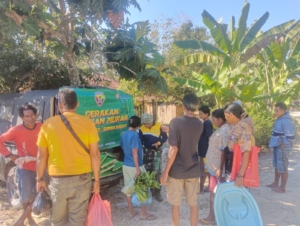 Babinsa Koramil 02/Walakaka Dampingi Warga Dalam Akses Pangan Murah