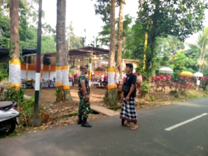 Babinsa dan Bhabinkamtibmas Kelusa Jaga Kelancaran Upacara Keagamaan