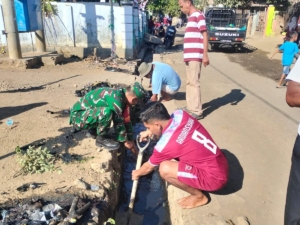Babinsa Wora Ajak Warga Tidak Buang Sampah Sembarangan dalam Kegiatan Jumat Bersih Bersama