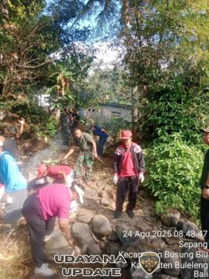 TNI Bersama Rakyat, Babinsa Desa Sepang Gagas Gotong Royong Perbaiki Gorong-Gorong