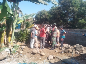 Sinergi Babinsa dan Warga Bangun Tower Pengeras Suara