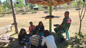 Sertu Mikson Lakukan Pembinaan Remaja Desa Naiola Lewat Kegiatan Komsos