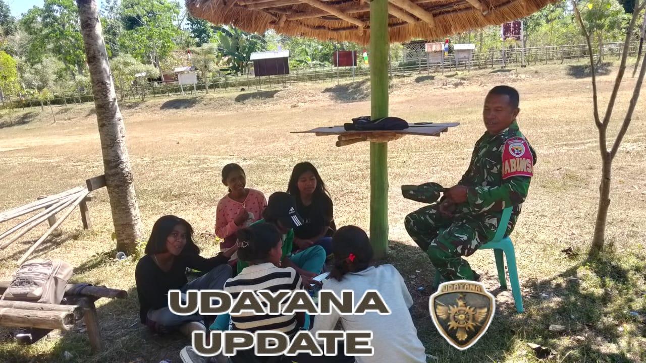 Sertu Mikson Lakukan Pembinaan Remaja Desa Naiola Lewat Kegiatan Komsos