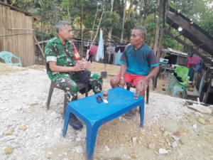 Monitoring Wilayah, Babinsa Koramil 1618-04/Bisel Sambangi Purnawirawan TNI di Kecamatan Bisel