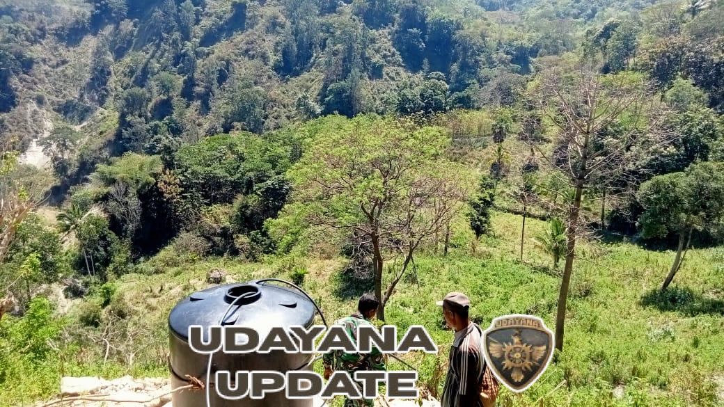 Babinsa dan Masyarakat Gotong Royong Pasang Pipa Air Bersih Di Desa Lakat Kec. Kuatnana