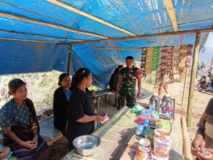 Wujudkan Kamtibmas, Babinsa Koramil 1602-02/Wolowaru Lakukan Komsos di Wilayah Binaan