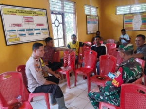 Tingkatkan Kamtibmas, Babinsa Koramil 1602-02 Wolowaru Gelar Komsos