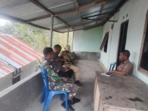 Babinsa dan Pemerintah Desa Bersinergi Jaga Keamanan Wilayah Nuamuri Barat