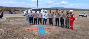 Babinsa Sertu Andre T Monitoring Pembersihan Lahan Proyek Tambak Garam Nasional Desa Daima