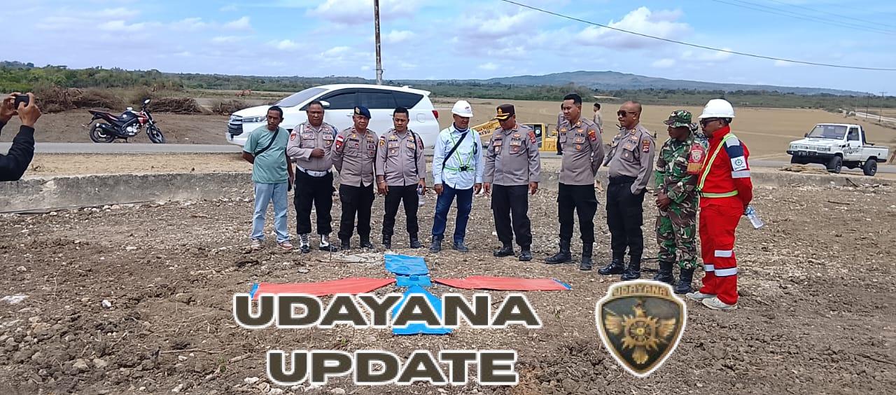 Babinsa Sertu Andre T Monitoring Pembersihan Lahan Proyek Tambak Garam Nasional Desa Daima