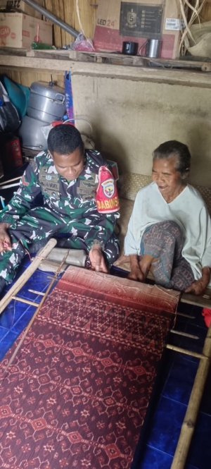 Lestarikan Budaya Lokal, Babinsa Ende Dukung Pengrajin Tenun Ikat Kapokale
