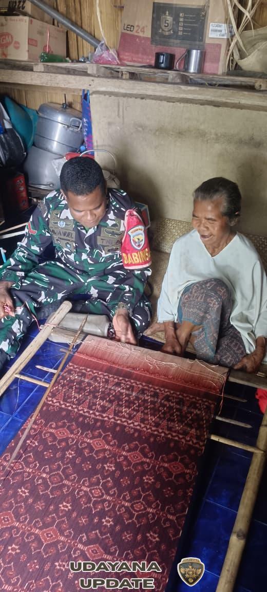 Lestarikan Budaya Lokal, Babinsa Ende Dukung Pengrajin Tenun Ikat Kapokale