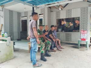 Dekatkan Diri dengan Rakyat, Babinsa Ende Lakukan Pamwil dan Komsos