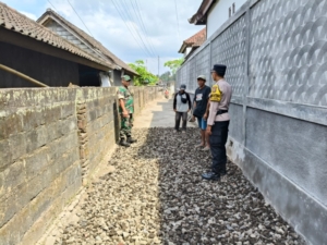 Wujud Kepedulian, Babinsa Temesi Turut Pantau Kegiatan Pengaspalan Jalan Desa