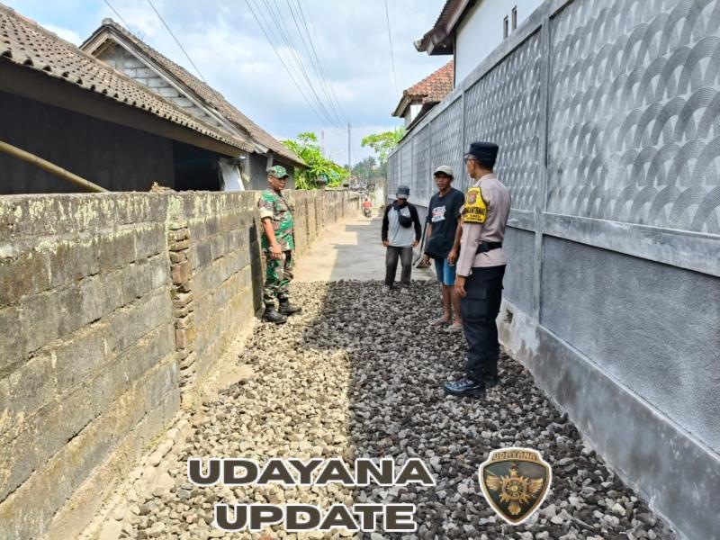 Wujud Kepedulian, Babinsa Temesi Turut Pantau Kegiatan Pengaspalan Jalan Desa