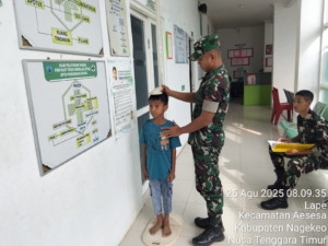 Tim Puskesmas Danga menggandeng Kompi Kesehatan Yonif 834/WM  Melaksanakan Cek Kesehatan di SDN Natia Kab. Nagekeo