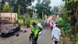 Babinsa Desa Melinggih Kawal Ketertiban Upacara Adat di Payangan