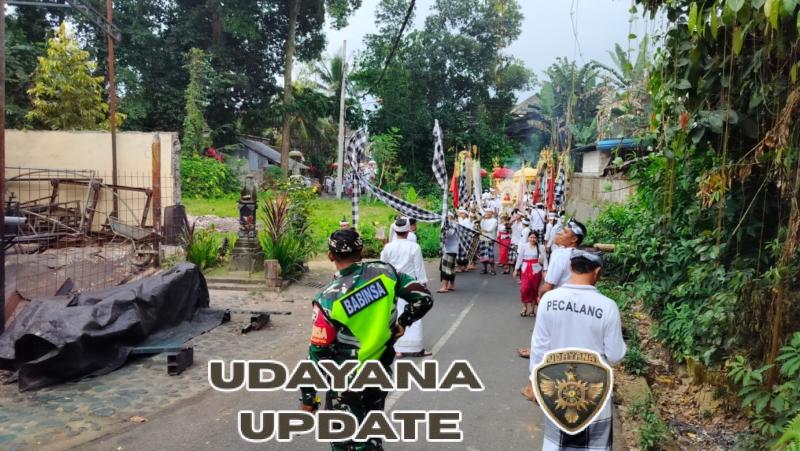 Babinsa Desa Melinggih Kawal Ketertiban Upacara Adat di Payangan
