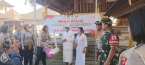 Sambangi Pura Dasar Buana Gelgel, Polwan Polres Klungkung Didampingi babinsa Dan Bhabinkamtibmas Gelgel