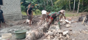 Kebersamaan TNI dan Rakyat, Babinsa Pantar Timur Dampingi Warga Bangun Rumah