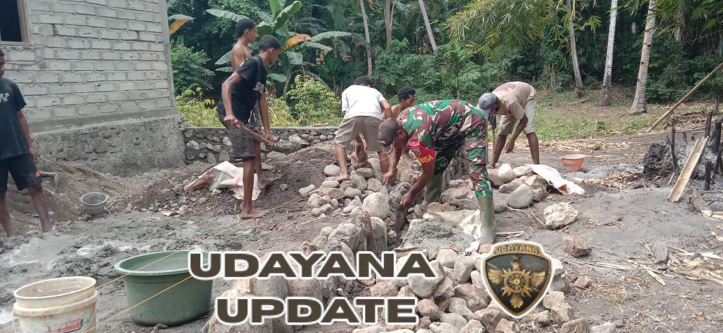 Kebersamaan TNI dan Rakyat, Babinsa Pantar Timur Dampingi Warga Bangun Rumah