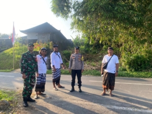 Sinergitas Amankan Upacara Ngening, Babinsa Bersama Bhabinkamtibmas Dan Pecalang Gelar Pengamanan