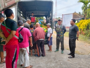 Babinsa Bengkala Dampingi Warga dalam Kegiatan Pangan Murah Kodim 1609/BLL