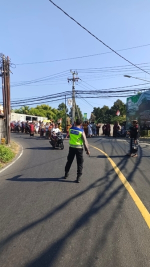 Kolaborasi antara Babinsa, Bhabinkamtibmas dan Pecalang atensi Upacara Adat