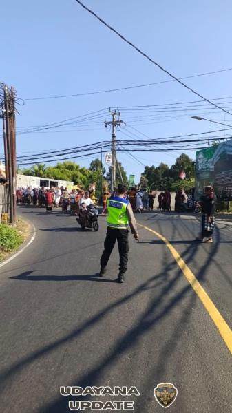 Kolaborasi antara Babinsa, Bhabinkamtibmas dan Pecalang atensi Upacara Adat
