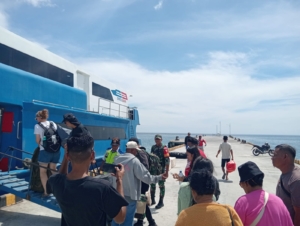 Menjaga Ketertiban Pelabuhan  Babinsa Pantua Kedatangan Kapal Penumpang