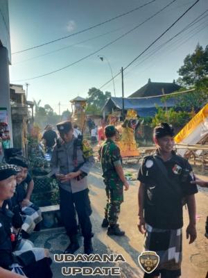 Berikan rasa aman dan nyaman, Babinsa 1623-03/Rendang amankan upacara Ngaben.