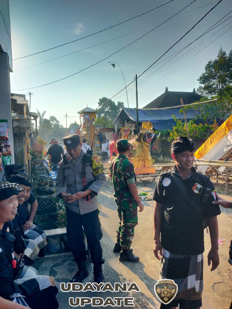 Berikan rasa aman dan nyaman, Babinsa 1623-03/Rendang amankan upacara Ngaben.