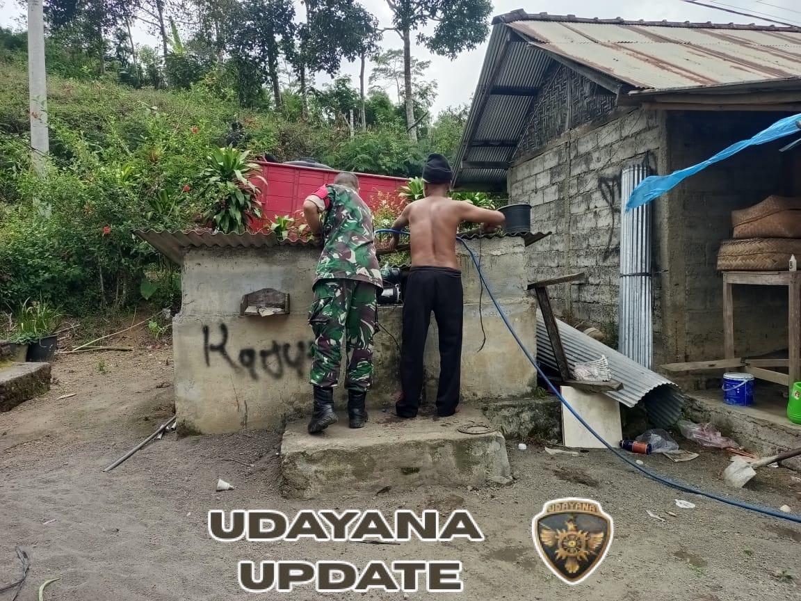 Pastikan bantuan air bersih tepat sasaran, Babinsa 1623-03/Rendang kawal pendistribusian.