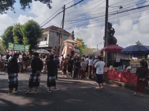 Kolaborasi Pengamanan, Babinsa Dajan Peken Turun Bersama Bhabinkamtibmas dan Pecalang Saat Upacara Ngaben