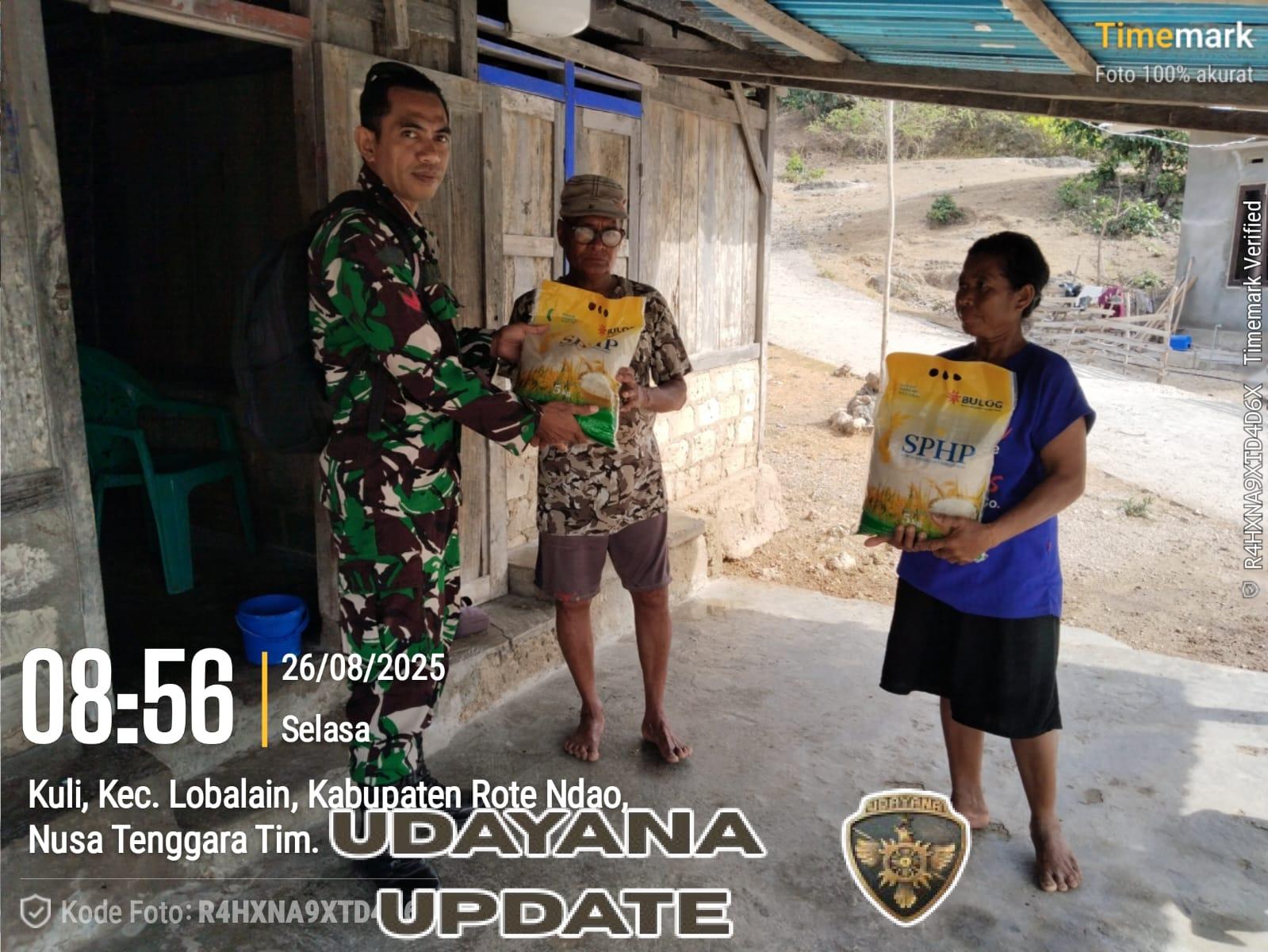 Babinsa Koramil 1627-01/Baa Salurkan Beras SPHP kepada Warga Kuli Aisele