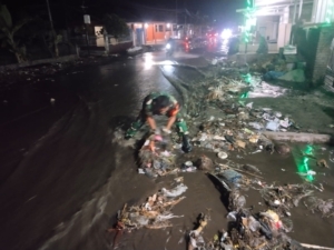 Gotong Royong Warga Atasi Jalan Tergenang Akibat Saluran Mampet
