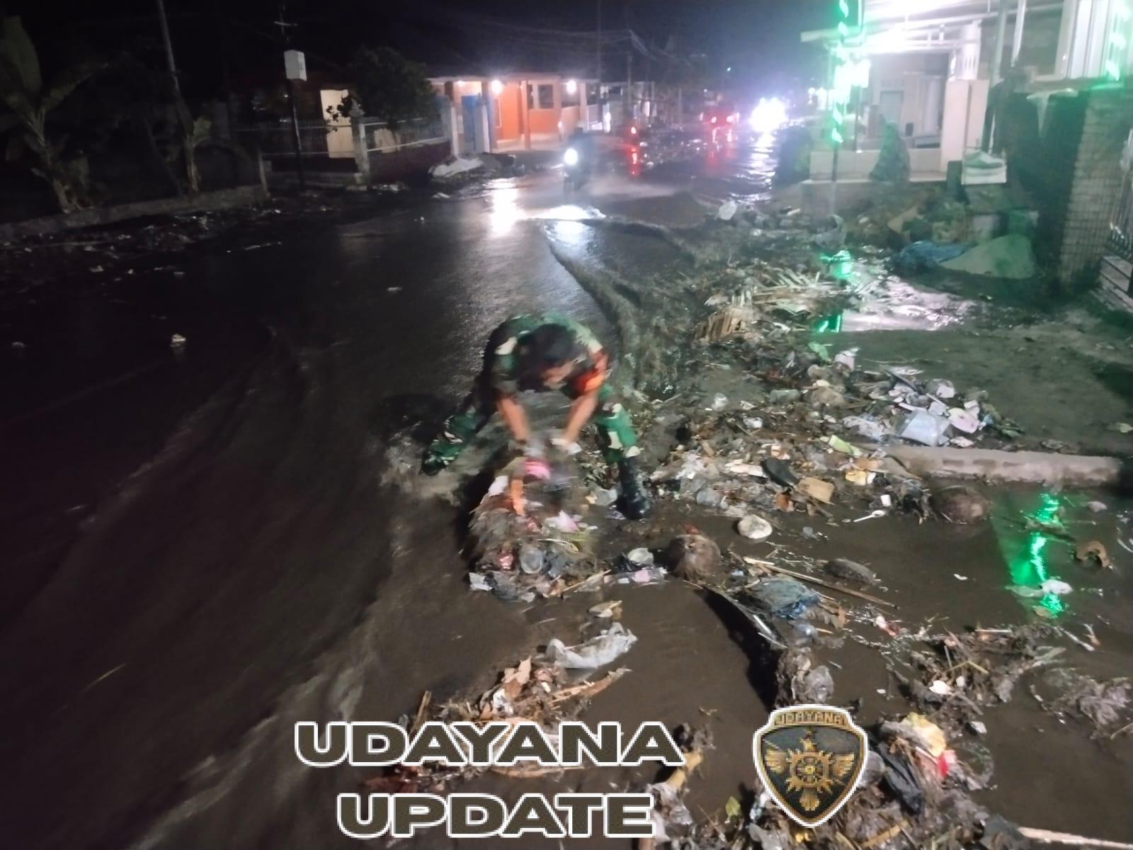 Gotong Royong Warga Atasi Jalan Tergenang Akibat Saluran Mampet