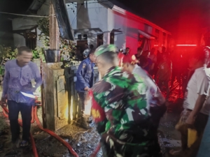 Babinsa Serka Yuliadi Gerak Cepat Saat Terjadi Kebakaran di Dusun Jurumapin Bawah