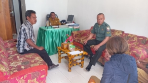 Babinsa Koramil 1621-01/Kota SoE: Pembagian Sembako untuk Warga Desa Kuatae Harus Berjalan dengan Lancar dan Tertib