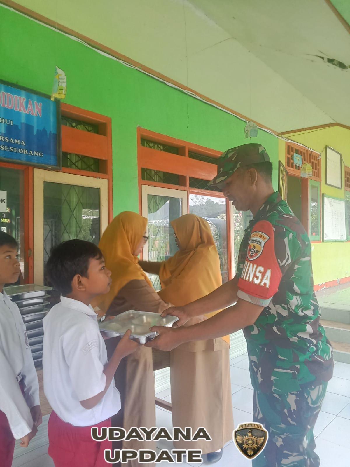 Babinsa Koramil 1628-01/Taliwang Dampingi Program Makan Bergizi Gratis di SDN Sapugara